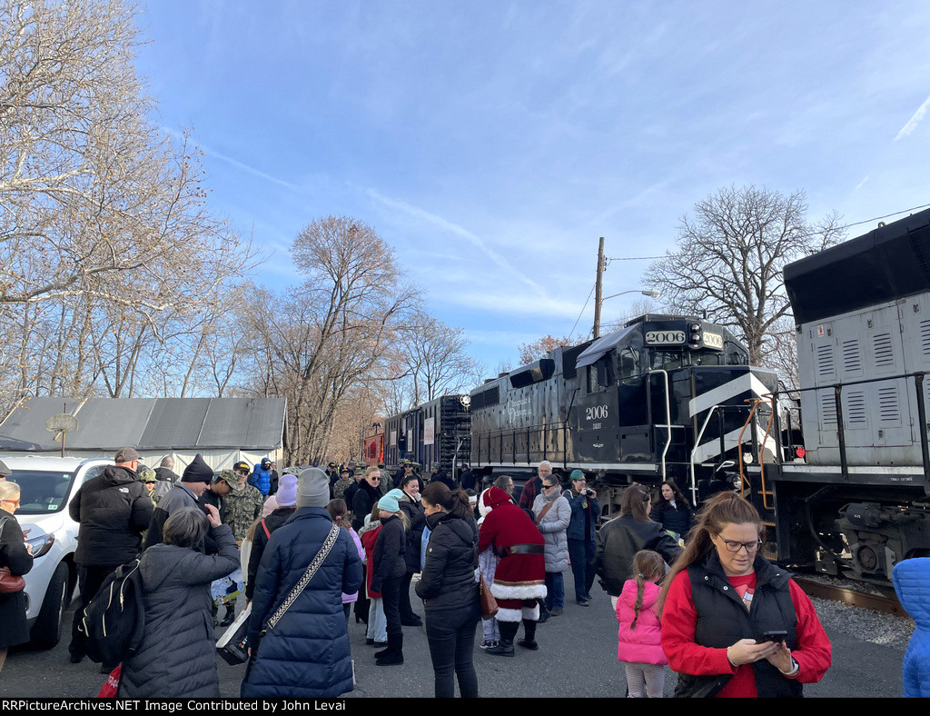 A nice sized crowd in Downtown Rockaway next to the TFT Train